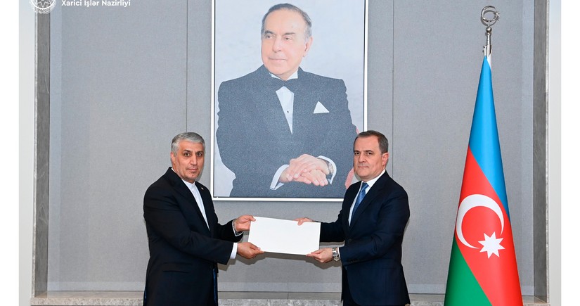 Ceyhun Bayramov İranın yeni səfirinin etimadnaməsinin surətini qəbul edib